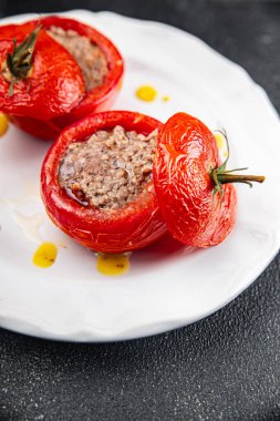 Doldurulmuş domates, sığır eti, domates, domates ikinci tabak fırında sebze, yemek... fotokopi masasında atıştırmalıklar... 