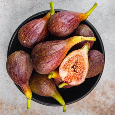 İncir meyvesi olgun incir taze incir yemek aperatifi masanın üzerinde fotokopi uzayı yemek arka plan kırsal üst 