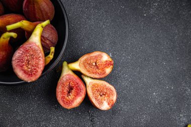 İncir meyvesi olgun incir taze incir yemek aperatifi masanın üzerinde fotokopi uzayı yemek arka plan kırsal üst 