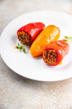 Biber dolgulu kırmızı biber doldurulmuş domuz eti, sığır eti, tavuk eti yemek aperatifi masa üzerinde fotokopi alanı arka plan kırsal manzarası 