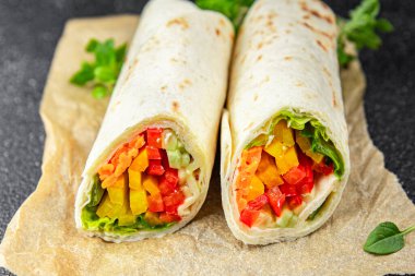 Kebap sebzeli taco tortilla vejetaryen yemek burrito veganfajita shawarma pita yemek aperatifi masa üzerinde fotokopi uzay yemeği arka plan rustik üst görünüm 