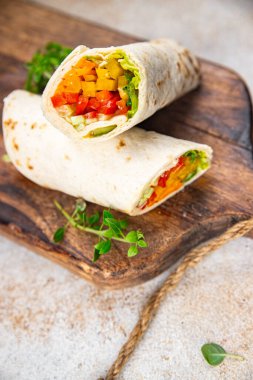 Kebap sebzeli taco tortilla vejetaryen yemek burrito veganfajita shawarma pita yemek aperatifi masa üzerinde fotokopi uzay yemeği arka plan rustik üst görünüm 