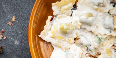 Ravioli soslu makarna yemeği atıştırmalığı masanın üzerinde fotokopi alanı arka plan kırsal manzarası