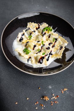 Ravioli soslu makarna yemeği atıştırmalığı masanın üzerinde fotokopi alanı arka plan kırsal manzarası