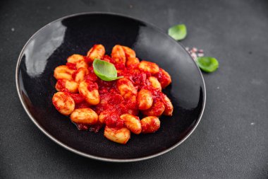 Gnocchi lezzetli patates sosu et hazır yemek aperatifi masanın üzerinde yemek fotokopisi arka plan kırsal manzaralı vejetaryen yemekleri.  