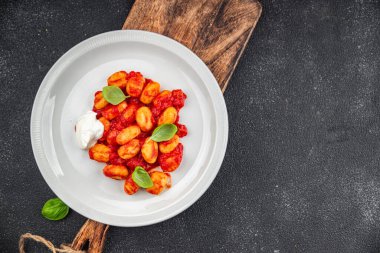 Gnocchi lezzetli patates sosu et hazır yemek aperatifi masanın üzerinde yemek fotokopisi arka plan kırsal manzaralı vejetaryen yemekleri.  