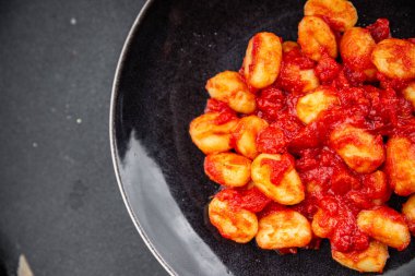 Gnocchi lezzetli patates sosu et hazır yemek aperatifi masanın üzerinde yemek fotokopisi arka plan kırsal manzaralı vejetaryen yemekleri.  
