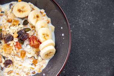 taze granola kasesi sütü, kurutulmuş meyve ve muzlu lezzetli kahvaltı yemeği masadaki atıştırmalıklar uzay yiyeceklerinin fotokopisi arka plan kırsal üst manzara 