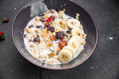 taze granola kasesi sütü, kurutulmuş meyve ve muzlu lezzetli kahvaltı yemeği masadaki atıştırmalıklar uzay yiyeceklerinin fotokopisi arka plan kırsal üst manzara 