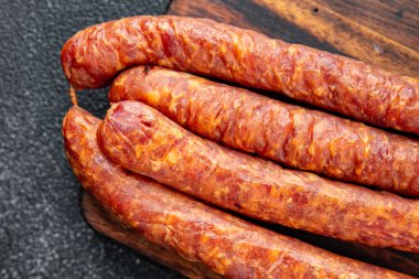 Sosis, domuz eti, sığır eti, kuzu ya da tavuk iştah açıcı. Masada atıştırmalıklar. Arka planda uzay yiyeceklerinin fotokopisi.
