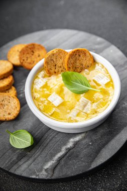 Camembert peynirli peynirli brie ya da tartiflette yumuşak peynirli yemek atıştırmalığı. Masada fotokopi uzayı arka plan kırsal manzarası var.