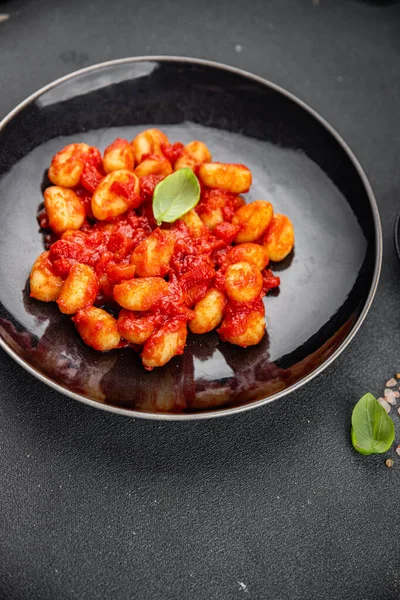 Gnocchi lezzetli patates sosu et hazır yemek aperatifi masanın üzerinde yemek fotokopisi arka plan kırsal manzaralı vejetaryen yemekleri.  