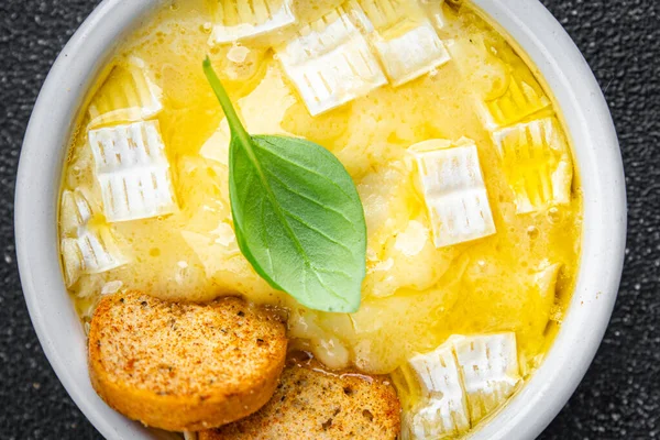 Camembert peynirli peynirli brie ya da tartiflette yumuşak peynirli yemek atıştırmalığı. Masada fotokopi uzayı arka plan kırsal manzarası var.