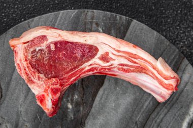 Kemik diliminde çiğ kuzu pirzola. Yemek. Masada atıştırmalık. 