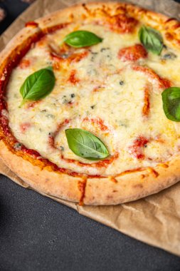 Pizza dört peynir dilimlenmiş peynir. Yemek atıştırmaya hazır. Fotokopi masasında.