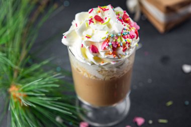 Noel 'de sıcak çikolata soslu krema, tatlı tatlı tatlı içecek, bayram tatili, yeni yıl kutlaması, yemek, atıştırmalık şeyler, fotokopi, uzay yiyecekleri, kırsal arka plan manzarası.