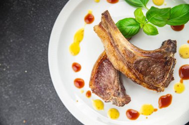 Kemiklerdeki kuzu pirzolası taze et porsiyonları sağlıklı aperatifler yemek için hazır sofrada atıştırmalıklar fotokopi uzayı arka plan kırsal manzarası