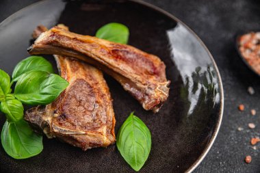 Kemiklerdeki kuzu pirzolası taze et porsiyonları sağlıklı aperatifler yemek için hazır sofrada atıştırmalıklar fotokopi uzayı arka plan kırsal manzarası