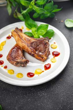 Kemiklerdeki kuzu pirzolası taze et porsiyonları sağlıklı aperatifler yemek için hazır sofrada atıştırmalıklar fotokopi uzayı arka plan kırsal manzarası