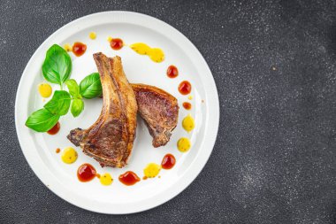 Kemiklerdeki kuzu pirzolası taze et porsiyonları sağlıklı aperatifler yemek için hazır sofrada atıştırmalıklar fotokopi uzayı arka plan kırsal manzarası