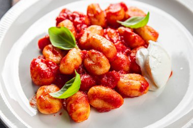 Gnocchi lezzetli patates sosu et hazır yemek aperatifi masanın üzerinde yemek fotokopisi arka plan kırsal manzaralı vejetaryen yemekleri.