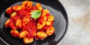 Gnocchi lezzetli patates sosu et hazır yemek aperatifi masanın üzerinde yemek fotokopisi arka plan kırsal manzaralı vejetaryen yemekleri.