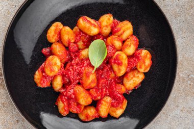 Gnocchi lezzetli patates sosu et hazır yemek aperatifi masanın üzerinde yemek fotokopisi arka plan kırsal manzaralı vejetaryen yemekleri.