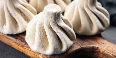 Khinkali eti dondurulmuş hamur köftesi, yarı pişmiş yemek, masa başı yemek, fotokopi masasında atıştırmalık. 