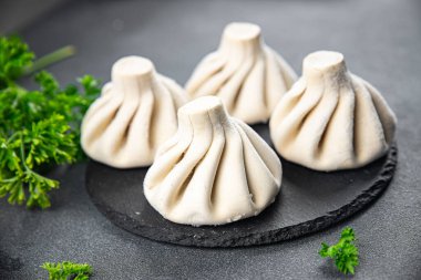 Khinkali eti dondurulmuş hamur köftesi, yarı pişmiş yemek, masa başı yemek, fotokopi masasında atıştırmalık. 