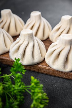 Khinkali eti dondurulmuş hamur köftesi, yarı pişmiş yemek, masa başı yemek, fotokopi masasında atıştırmalık. 