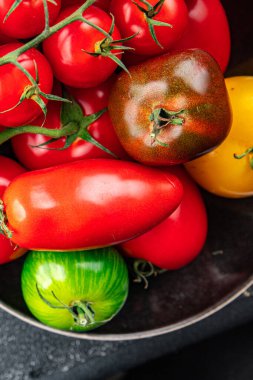 Taze domates çeşitleri kırmızı, sarı, yeşil meyveli domatesler olgunlaşmış sebzeler masada atıştırmalıklar fotokopi uzayı arka plan kırsal manzarası