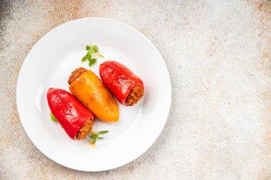 Biber dolgulu kırmızı biber doldurulmuş domuz eti, sığır eti, tavuk eti yemek aperatifi masa üzerinde fotokopi alanı arka plan kırsal manzarası 