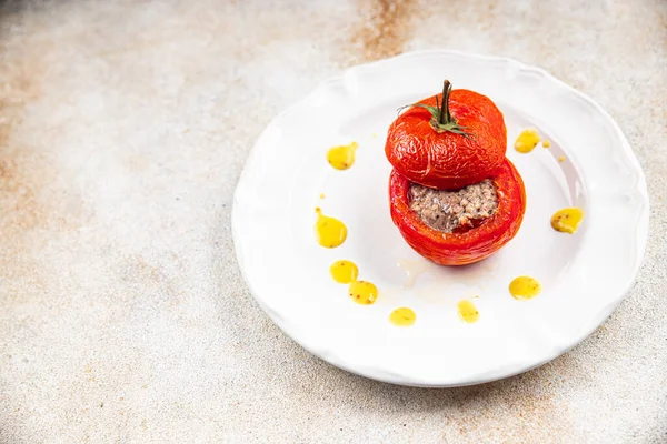 トマト肉詰め豚肉 チキン充填トマト テーブルのベーキング野菜料理の食事のスナック スペースのコピー フードの背景 素朴なトップビュー — ストック写真