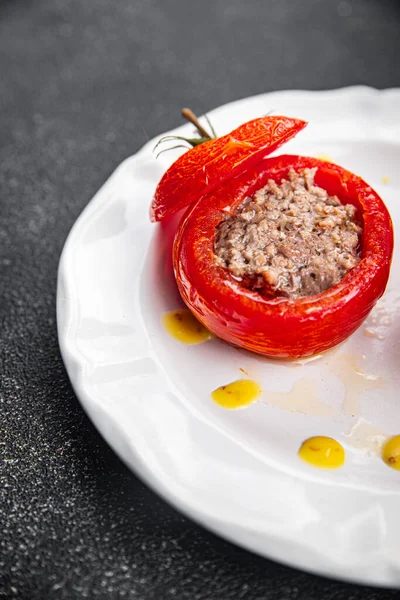 토마토 채워진 쇠고기 채우는 토마토 테이블에 소박한 — 스톡 사진