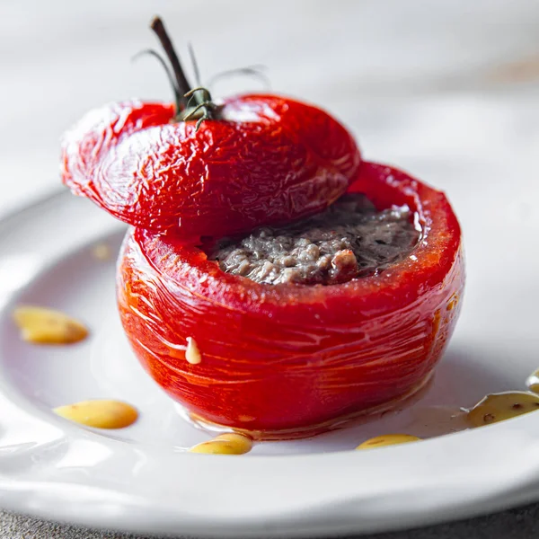 토마토 채워진 쇠고기 채우는 토마토 테이블에 소박한 — 스톡 사진