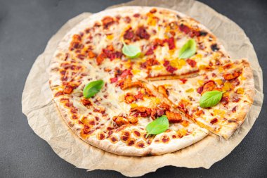 Pizza İnce hamurlu ahşap fırın, et, pastırma, peynir aperatif yemek aperatifleri masa üzerinde fotokopi alanı arka plan kırsal manzarası