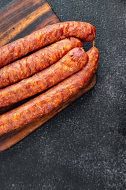 Tütsülenmiş sosis domuz eti, sığır eti, taze aperatif yemek atıştırmalığı fotokopi masasında uzay yiyecekleri arka plan kırsal manzarası