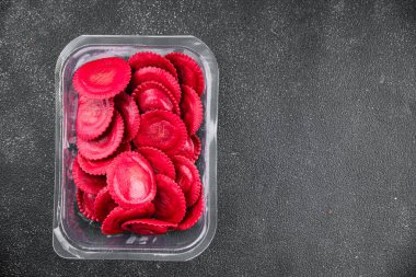 Ravioli kırmızısı pancar boyası radiciho ve et tütsülenmiş jambon iştah açıcı yemek aperatifleri fotokopi masasında uzay yemeği arka plan kırsal manzarası