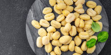Gnocchi, çiğ patates, lezzetli ikinci yemek aperatif, yemek, abur cubur fotokopi, uzay, arka plan, kırsal üst görüş, vejetaryen vejetaryen yemeği.