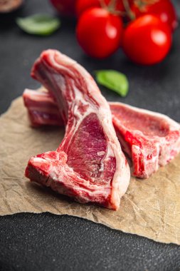 Kemik diliminde kuzu pirzola. Yemek atıştırmalığı. Fotokopi masasında. 