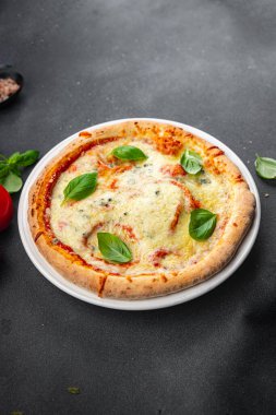 Pizza dört peynir dilimlenmiş peynir hazır yemek atıştırmalıkları masada fotokopi uzayı arka plan kırsal manzarası