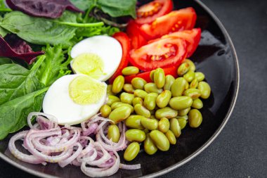 Taze salata, fasulye, sebze, haşlanmış yumurta, abur cubur masada fotokopi, arka plan, kırsal üst görüş, vejetaryen diyeti.  