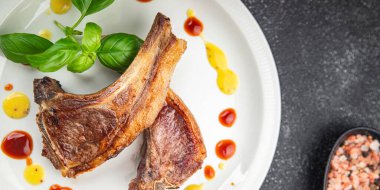 Etli kuzu pirzola kemiğe taze porsiyon yemek aperatifler masaya yiyecek fotokopi uzayı arka plan kırsal manzarası