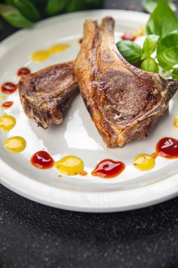 Etli kuzu pirzola kemiğe taze porsiyon yemek aperatifler masaya yiyecek fotokopi uzayı arka plan kırsal manzarası