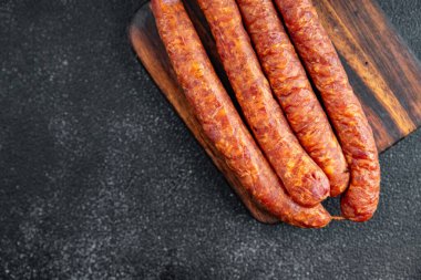 Sosis tütsülenmiş et taze iştah açıcı yemek atıştırmalığı fotokopi masasında yer alan yemek arka plan kırsal manzarası