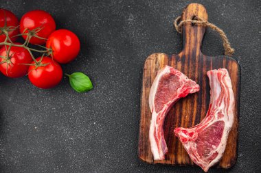 Kemik diliminde çiğ pirzola. Yemek. Masada atıştırmalıklar. 