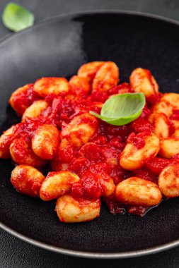 Gnocchi patates püresi domates sosu. Et aperatifi yok. Yemek abur cuburu yok.  