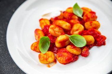 Gnocchi patates püresi domates sosu. Et aperatifi yok. Yemek abur cuburu yok.  