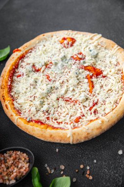 Pizza çiğ hamuru dört çeşit parmezan peyniri, gorgonzola, mozzarella, aperatif aperatifler masada.