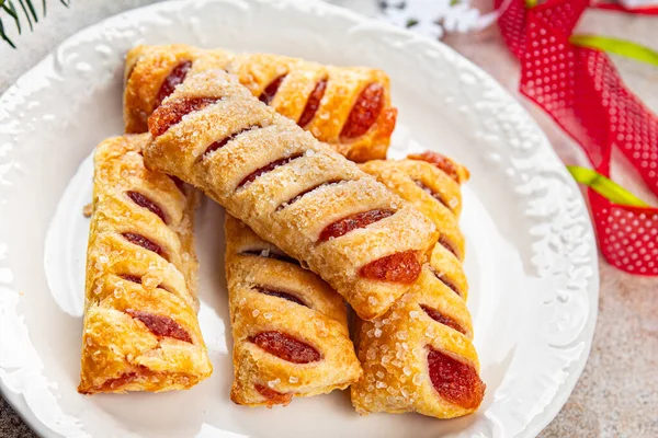 Noel kurabiyeleri tatlı tatlı poğaça çilek dolgulu bayram ziyafeti yeni yıl ve noel kutlaması yemek atıştırmalığı fotokopi masasında uzay yiyecekleri arka plan kırsal manzarası